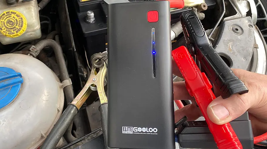 Die Gooloo Auto-Starthilfe-Powerbank 3000A im Test Die Gooloo Auto-Starthilfe-Powerbank 3000A in der Hand eines Testers.