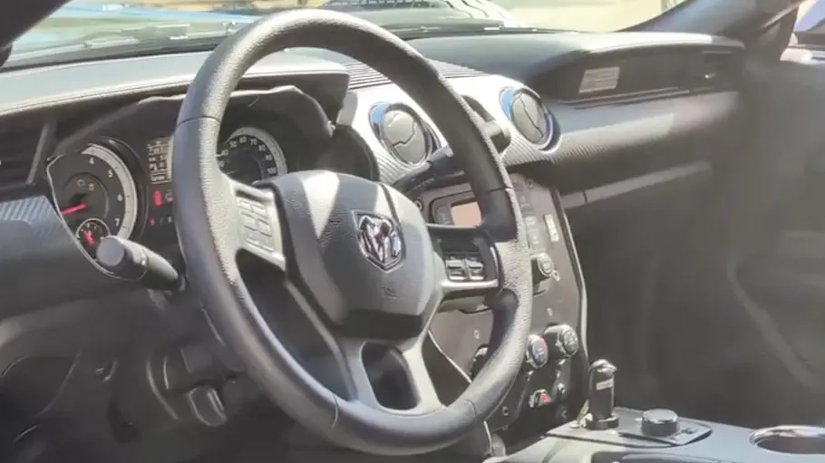 Dodge Ram + Ford Mustang = Rammus Das Rammus-Cockpit in der Seitenansicht.