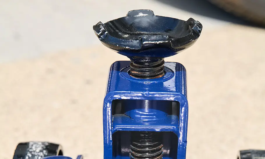 Goodyear Rangierwagenheber mit schraubbarem Auflageteller, fotografiert von der Seite.