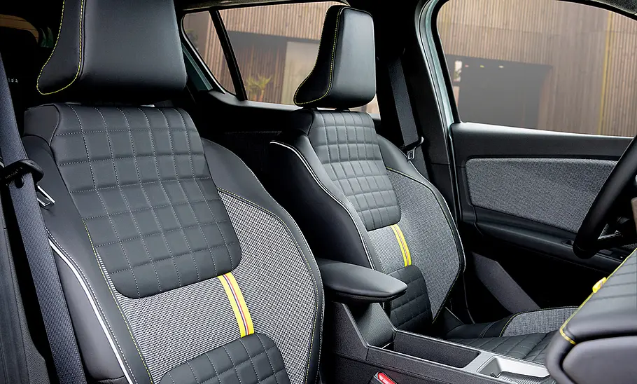 Die vorderen Sitze des Renault 4 E-Tech Electric (2025).
