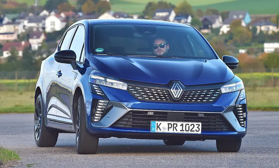 Der Renault Clio fährt durch eine Rechtskurve, von vorne fotografiert.