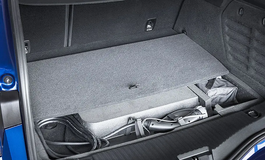 Renault Megane Grandtour (2020) Der Kofferraum des Renault Megane Grandtour (2020) zeigt Staufächer unter dem Ladeboden.