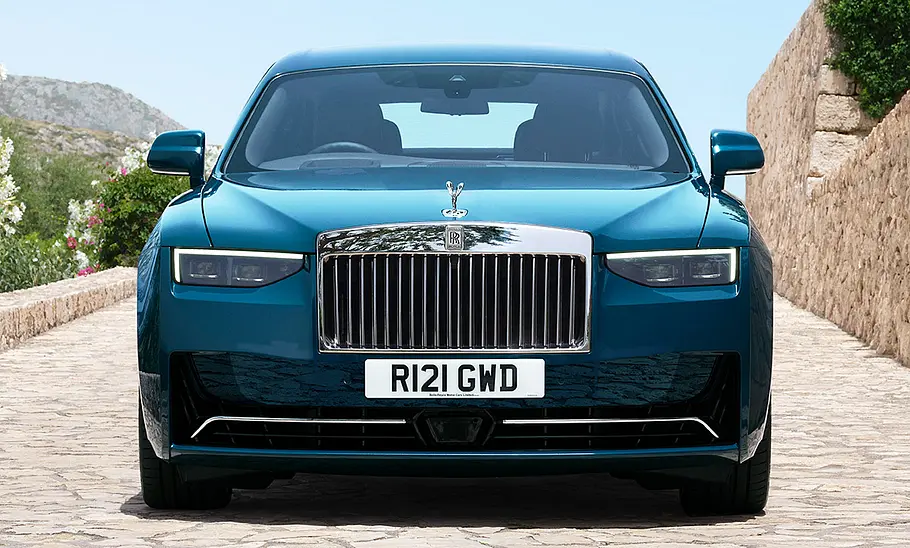 Rolls-Royce Ghost Facelift (2025) Das Rolls-Royce Ghost Facelift (2025), statisch von vorne fotografiert.