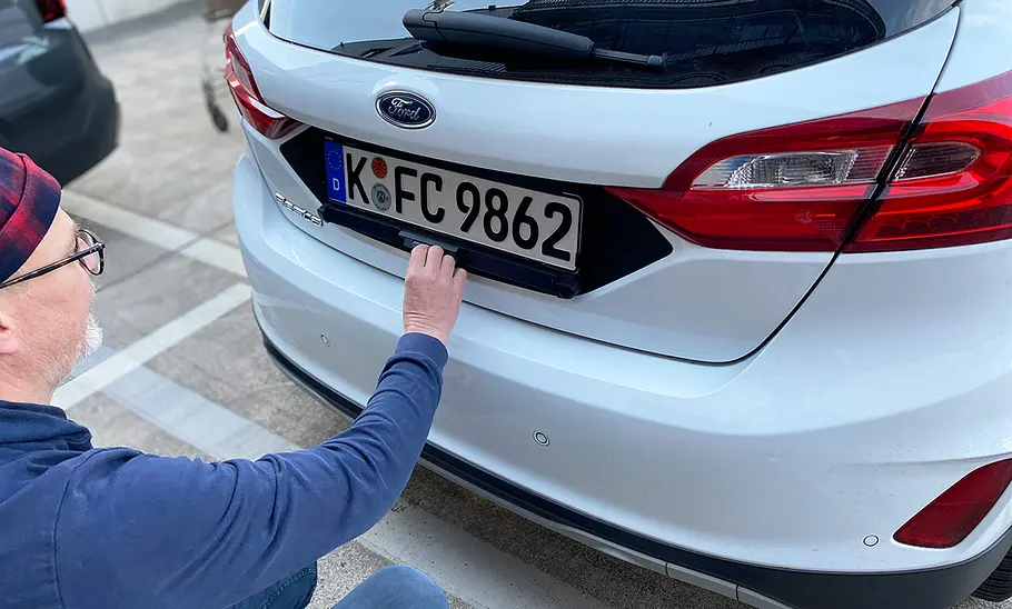 Tester beim Einstellen der Rückfahrkamera Lescars Solar-Funk-HD.