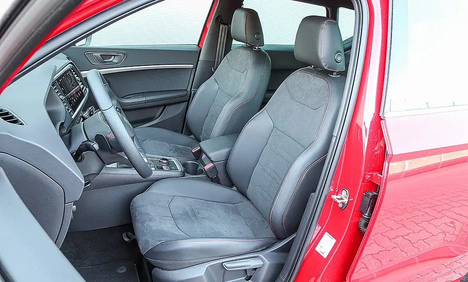 Die vorderen Sitze des Seat Ateca (2020), durch die geöffnete Fahrertür fotografiert.