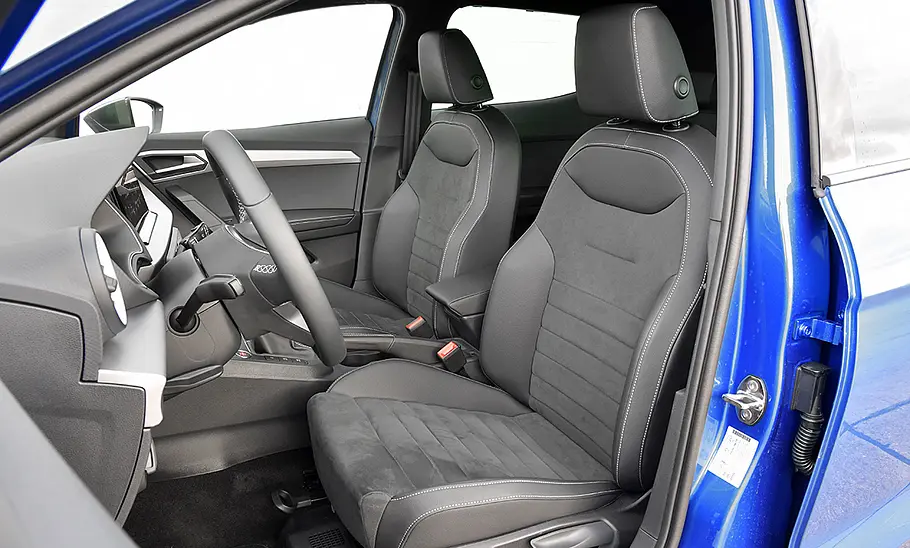 Die vorderen Sitze des Seat Ibiza (2021).