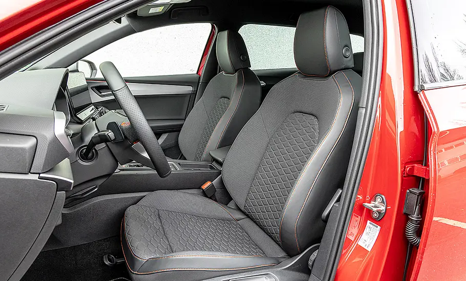 Seat Leon Sportstourer (2020) Die vorderen Sitze des Seat Leon Sportstourer (2020), durch die offene Fahrertür fotografiert.