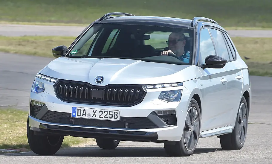 Skoda Kamiq; fahrend von vorne rechts