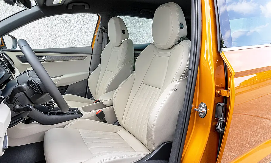 Skoda Karoq (2021) Die vorderen Sitze des Skoda Karoq (2021).