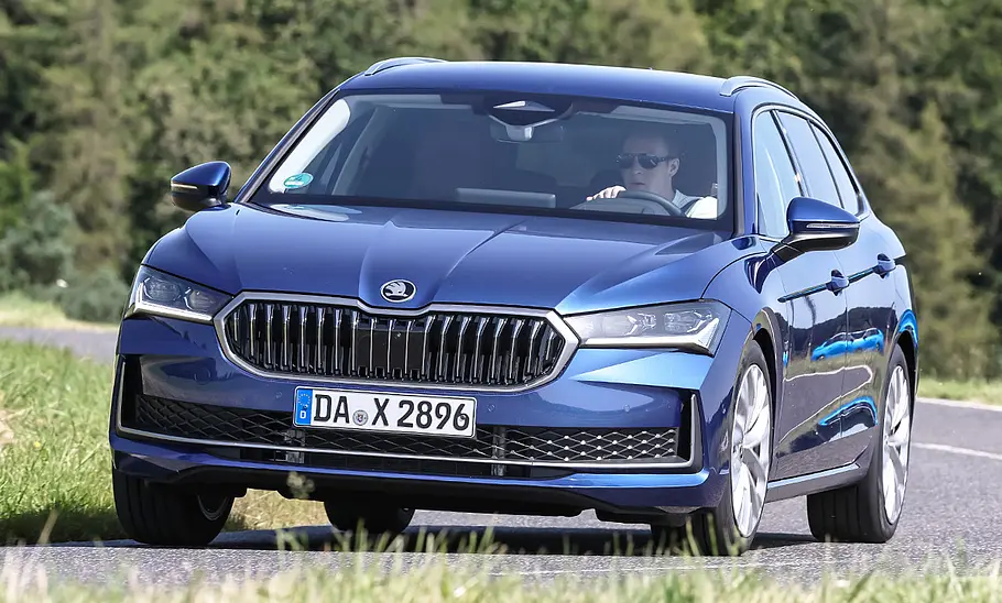 Skoda Superb Combi; fahrend von vorne rechts