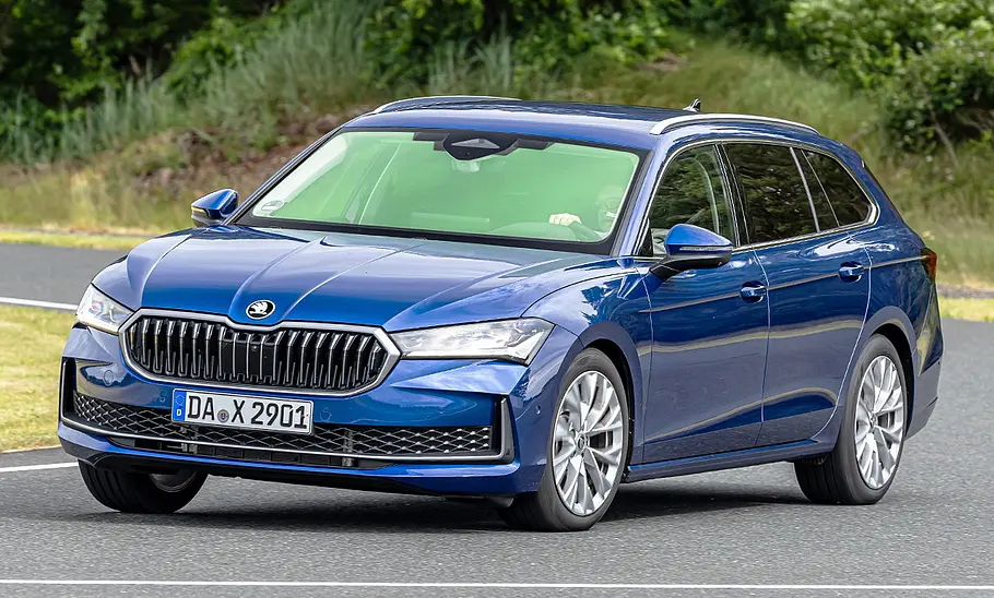 Skoda Superb Combi; fahrend von vorne rechts