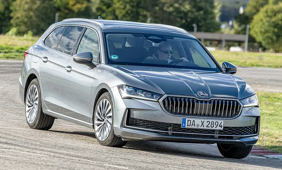 Skoda Superb Combi Der Skoda Superb Combi fährt durch eine Linkskurve, von vorne rechts fotografiert.
