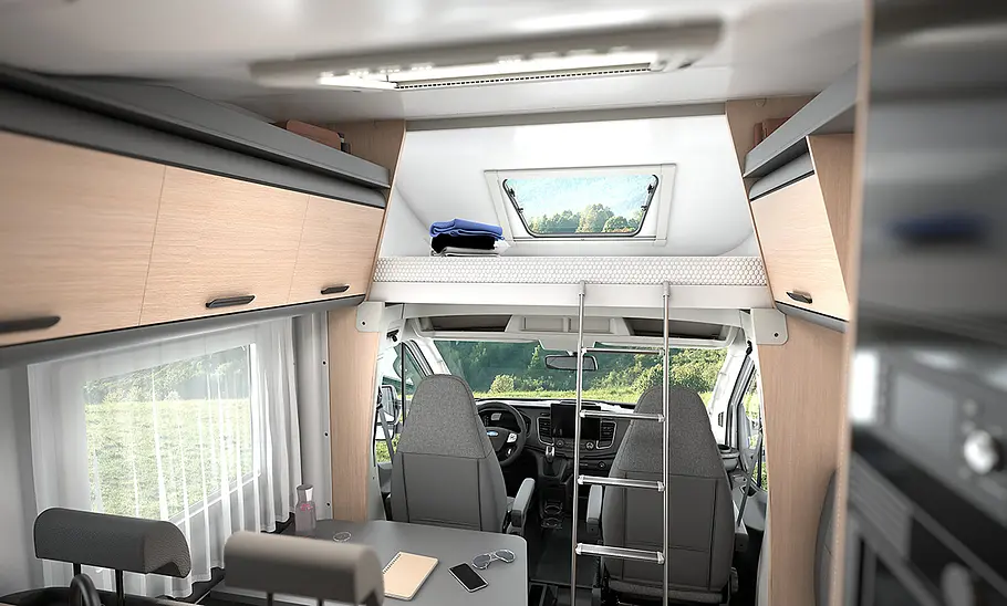 Wohnraum-Durchsicht vom Heck nach vorne im Sun Living A 75 SL (2026).