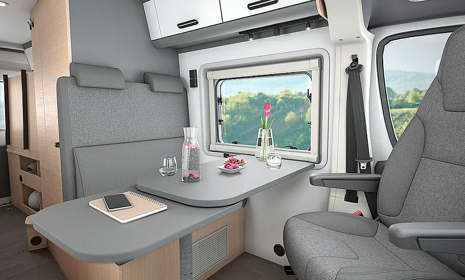 Sunliving V 60 SP (2025) Das Bild zeigt die Sitzgruppe des Sunliving V 60 SP (2025) aus dem Cockpit heraus nach schräg hinten fotografiert.