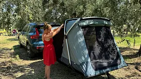Das Thule Outset Towbar Autozelt beim Aufbau auf einem Campingplatz. - Foto: AUTO ZEITUNG Das Thule Outset Towbar Autozelt beim Aufbau auf einem Campingplatz. - Foto: AUTO ZEITUNG