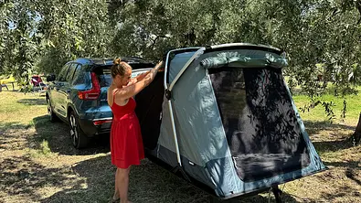 Das Thule Outset Towbar Autozelt beim Aufbau auf einem Campingplatz. - Foto: AUTO ZEITUNG