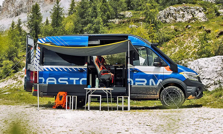 Torsus Terrastorm Camper mit ausgefahrener Markise und Campingmöbeln im Outdoor-Einsatz.