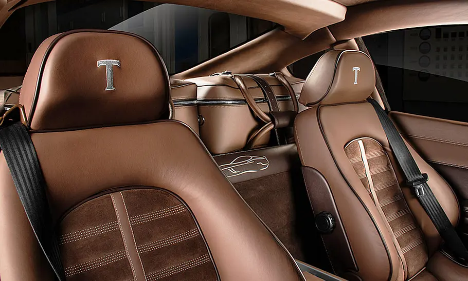 Die vorderen Sitze des Touring Superleggera Veloce12, durch die Beifahrertür fotografiert