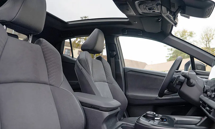 Toyota C-HR+ (2025) Die vorderen Sitze des Toyota C-HR+ (2025).