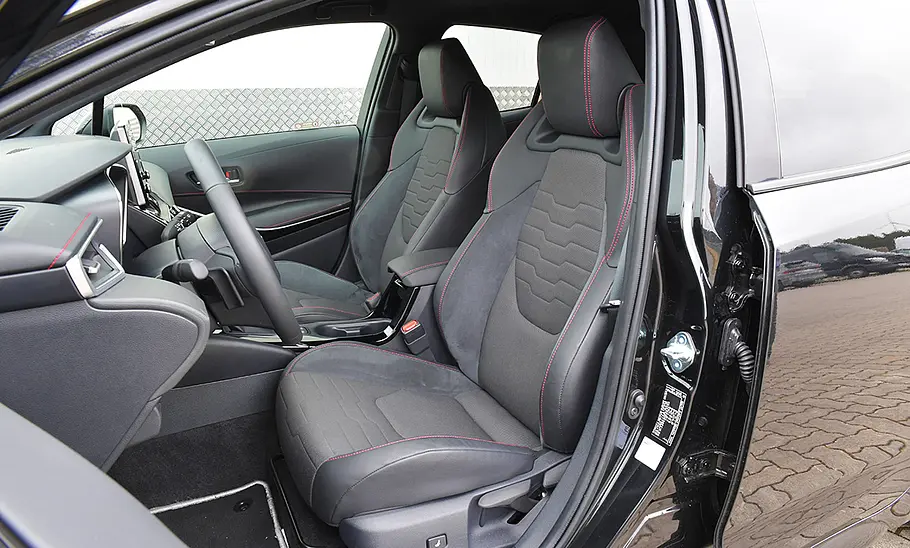 Toyota Corolla (2019) Die vorderen Sitze des Toyota Corolla (2019), durch die Fahrertür fotografiert