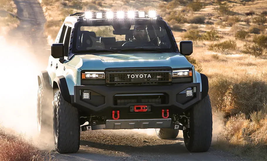 Der Toyota Land Cruiser ROX fahrend auf einer Staubpiste, von vorne fotografiert.
