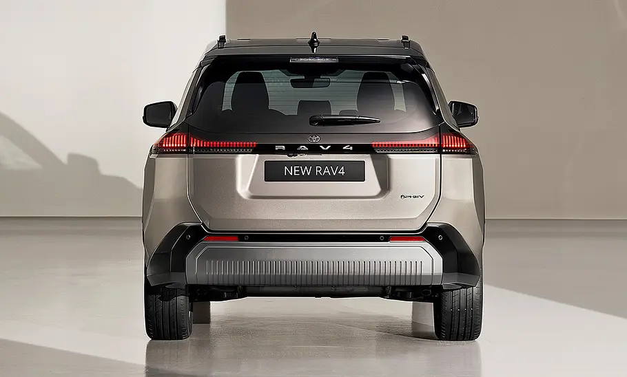 Toyota RAV4 (2026) steht im Studio, Ansicht von hinten.