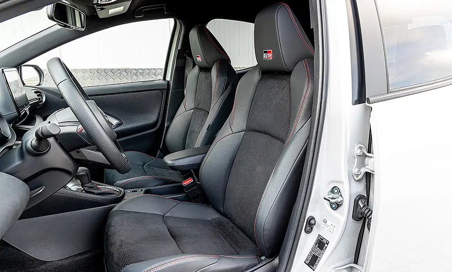 Die vorderen Sitze des Toyota Yaris (2020), durch die Fahrertür fotografiert