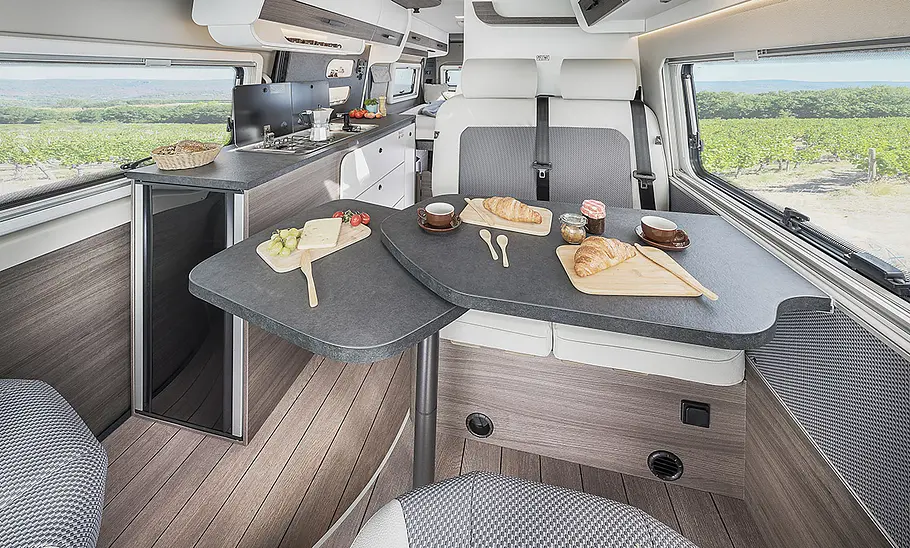 Van Tourer 630 L (2026) Blick von vorne nach hinten durch den Wohnraum des Van Tourer 630 L (2026).