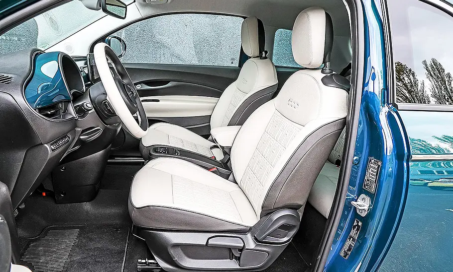 Blick auf die Vordersitze im Innenraum des Fiat 500 Elektro.