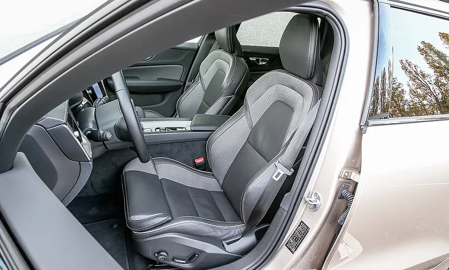 Die vorderen Sitze des Volvo V60 (2018).