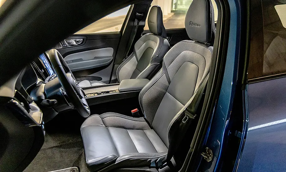 Volvo XC60 (2017) Die vorderen Sitze des Volvo XC60 (2017).