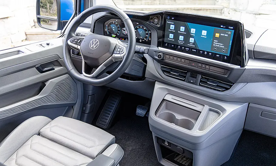 VW Caravelle Das Cockpit des VW Caravelle.