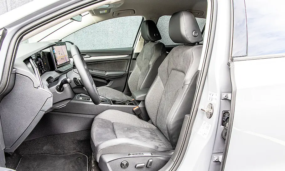 Die vorderen Sitze des VW Golf.