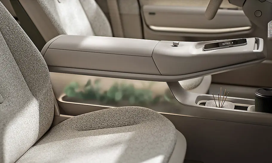 VW ID. Cross Concept (2026) Die Mittelkonsole mit Pflanzen im transparenten Sockel der Armlehne im VW ID. Cross Concept (2026).