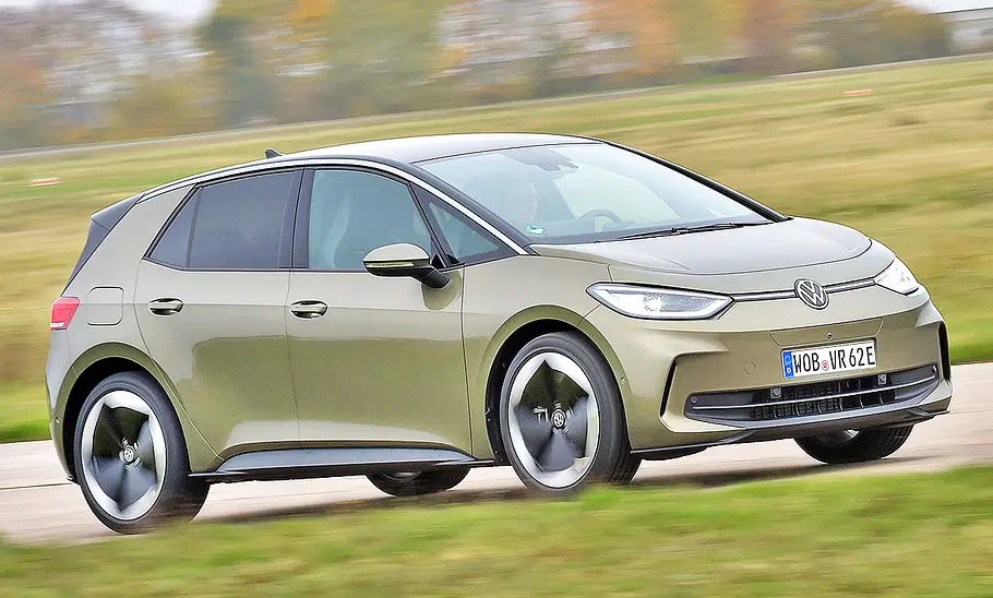 Blick von schräg vorne auf den fahrenden VW ID.3.