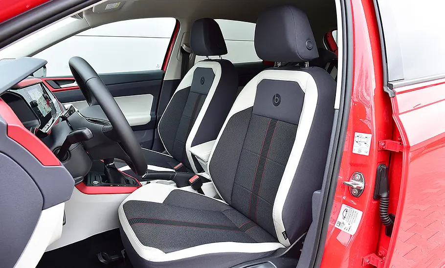 Die vorderen Sitze des VW Polo (2017).
