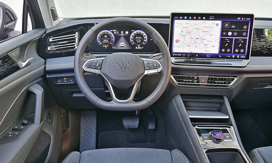 Das Cockpit des VW Tiguan vom Fahrersitz aus gesehen.