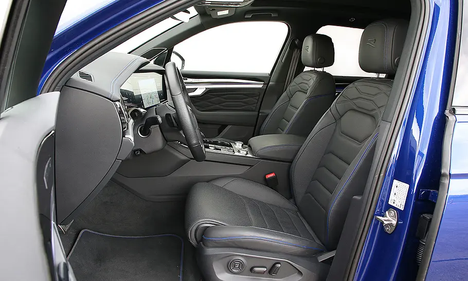 VW Touareg (2018) Die vorderen Sitze des VW Touareg (2018), durch die Fahrertür fotografiert.
