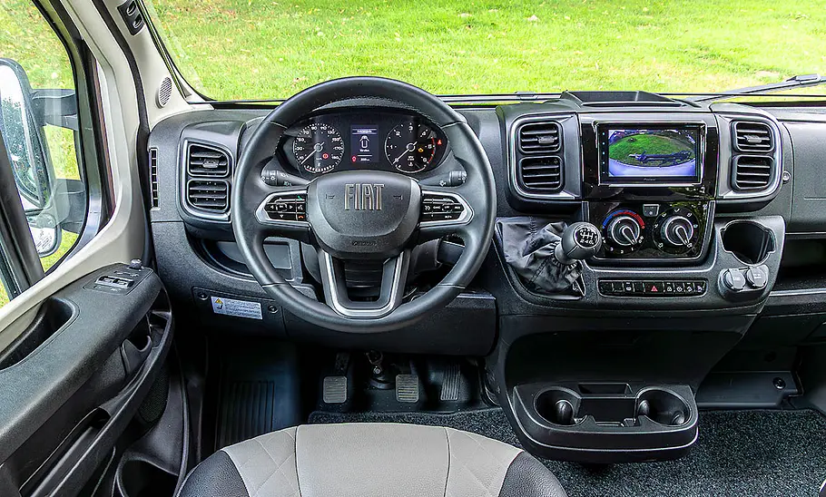 Das Cockpit des Weinsberg CaraBus 540 MQ (2025).
