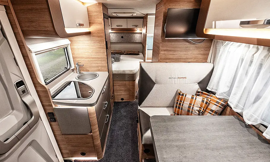 Wohnraum-Durchsicht vom Fahrerhaus in Richtung Heck im Weinsberg CaraCompact Edition Pepper (2026).