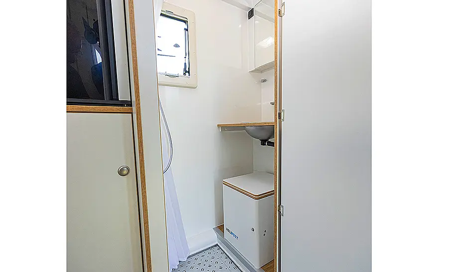 Das Badezimmer im Woelcke Autark Crafter C4 (2025).