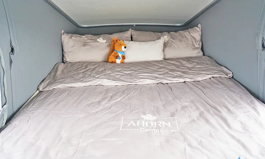 Das Bett im Aufstelldach des Ahorn Camp Van 620 Plus (2024).