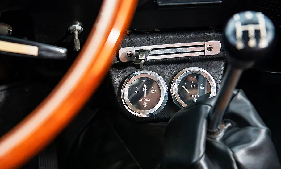 Alfa Romeo Giulia Super Blick auf die Instrumente im Innenraum des Alfa Romeo Giulia Super.