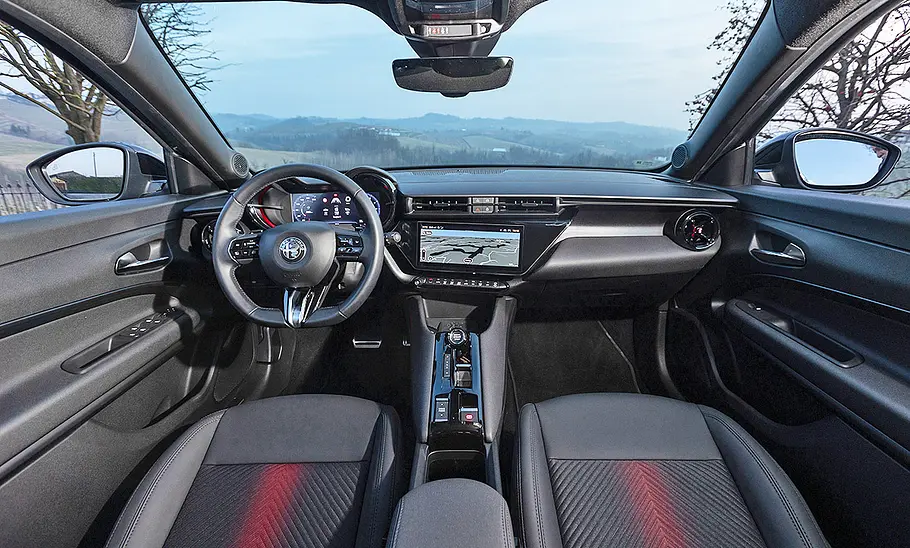 Alfa Romeo Junior Ibrida (2024) Das Cockpit des Alfa Romeo Junior Ibrida (2024).