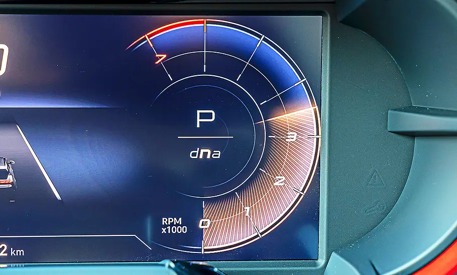 Alfa Romeo Junior Ibrida Blick auf den digitalen Tacho im Innenraum des Alfa Romeo Junior Ibrida.