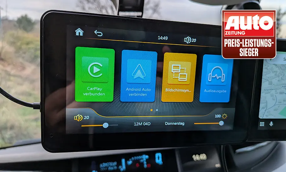 Das NFOIEIS Car Player 7 Zoll an einer Windschutzscheibe mit Hauptmenü, fotografiert von vorne.