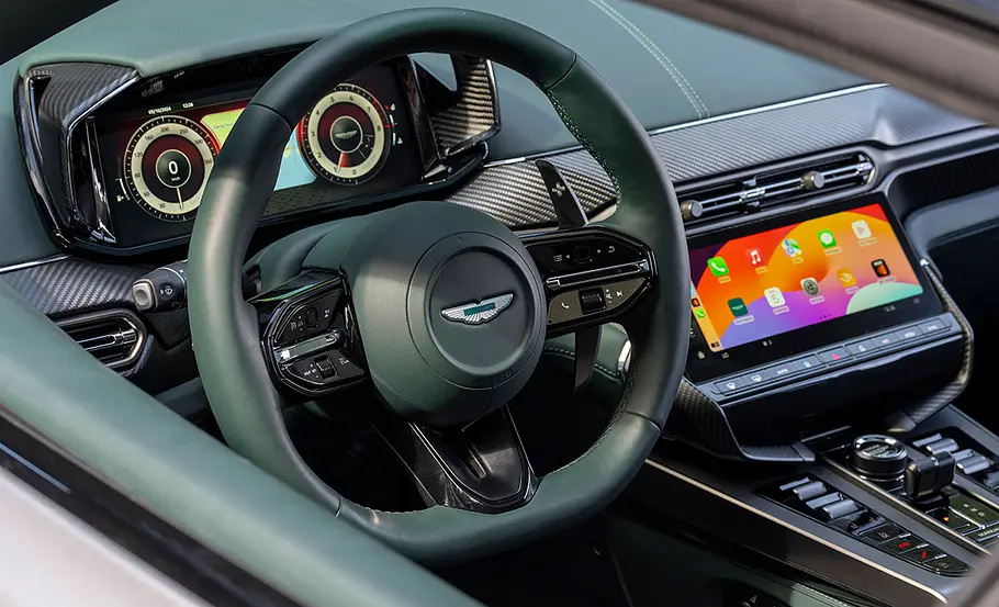 Ansicht der Cockpits des Aston Martin Vanquish (2024) durch das linke vordere Fenster.