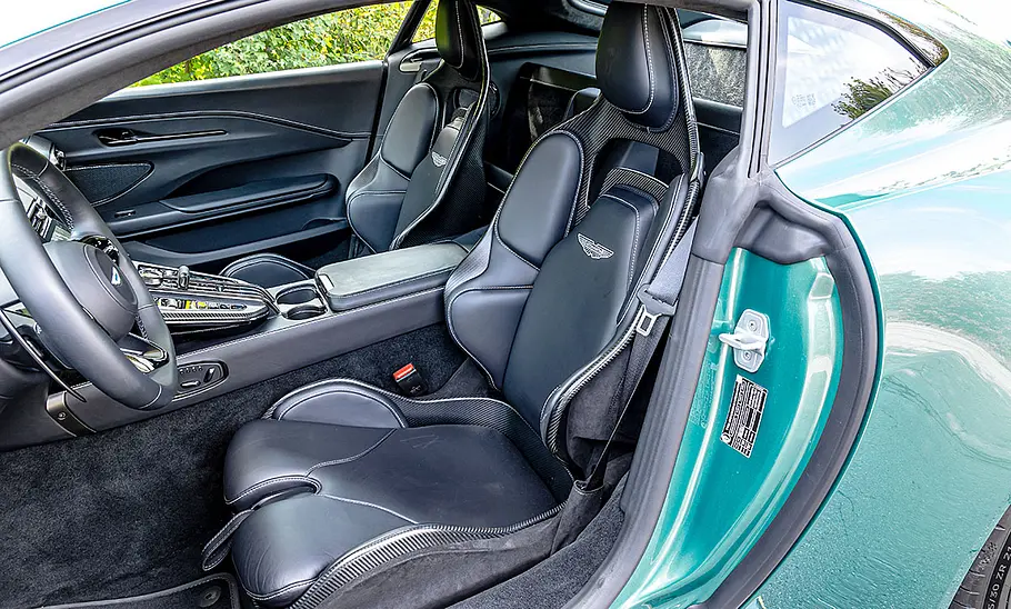 Sitze des Aston Martin Vantage V8, durch die Fahrertür fotografiert.