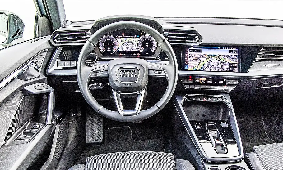 Blick auf die Armaturen im Innenraum des Audi A3.