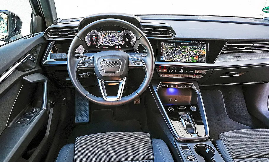 Audi A3 Blick auf die Armaturen im Innenraum des Audi A3.